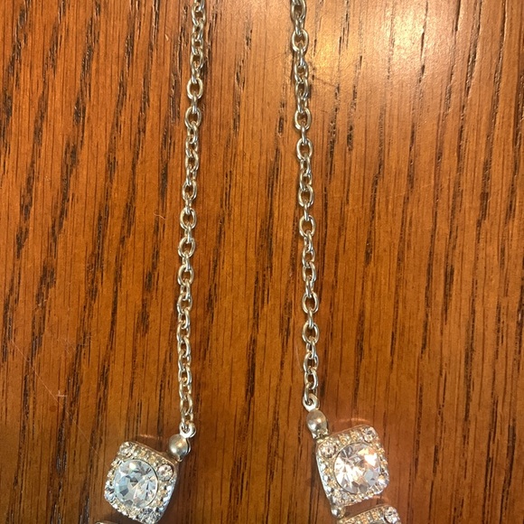 NWOT Beautiful Statement Necklace! Has 11 Rhinestones Surrounded in Gold Tone - Picture 7 of 17